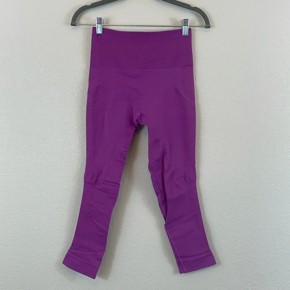 lululemon athletica Pants - Lululemon purple ribbed cropped leggings size 6